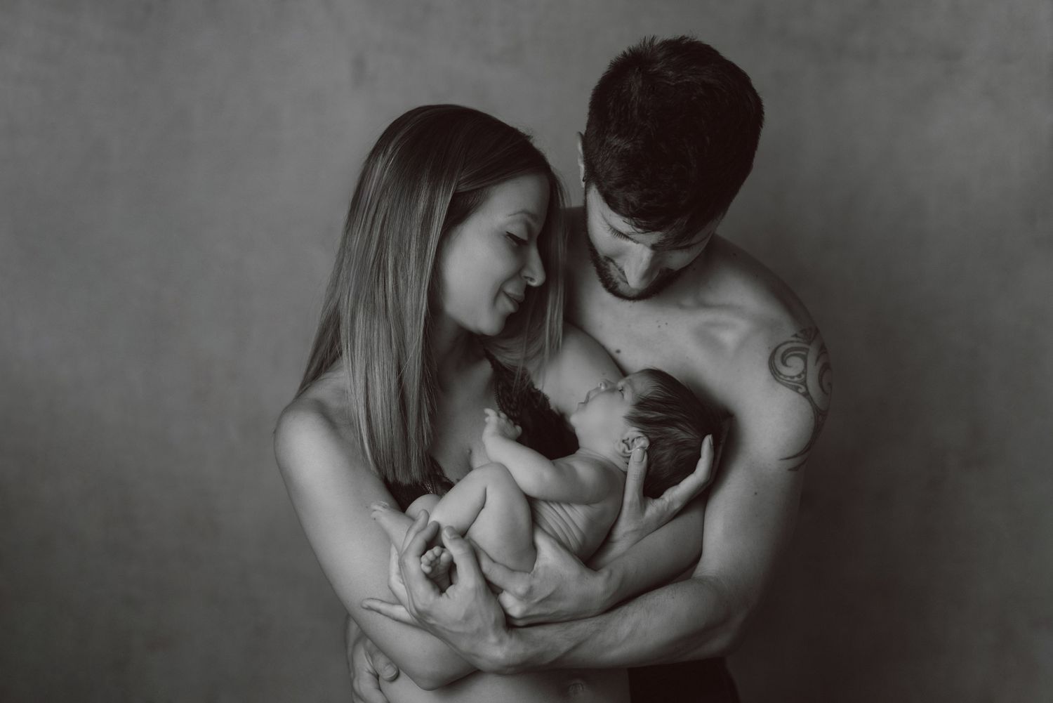 Familia abrazando a su bebé recién nacido