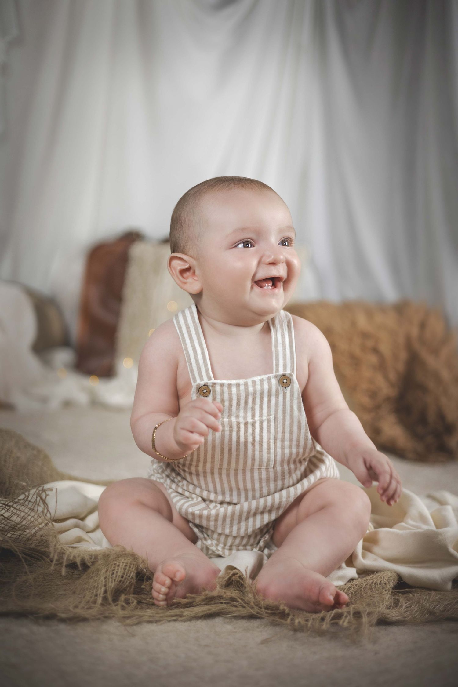 Bebé sonriendo durante una sesión infantil