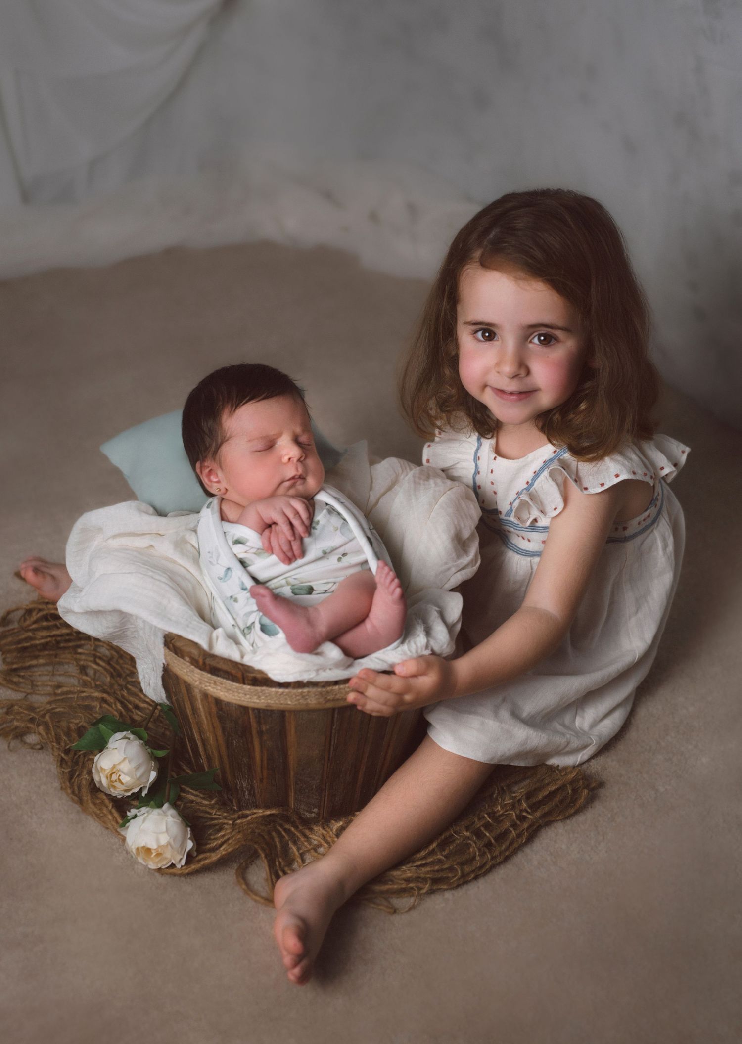 Dos hermanas en una sesión newborn